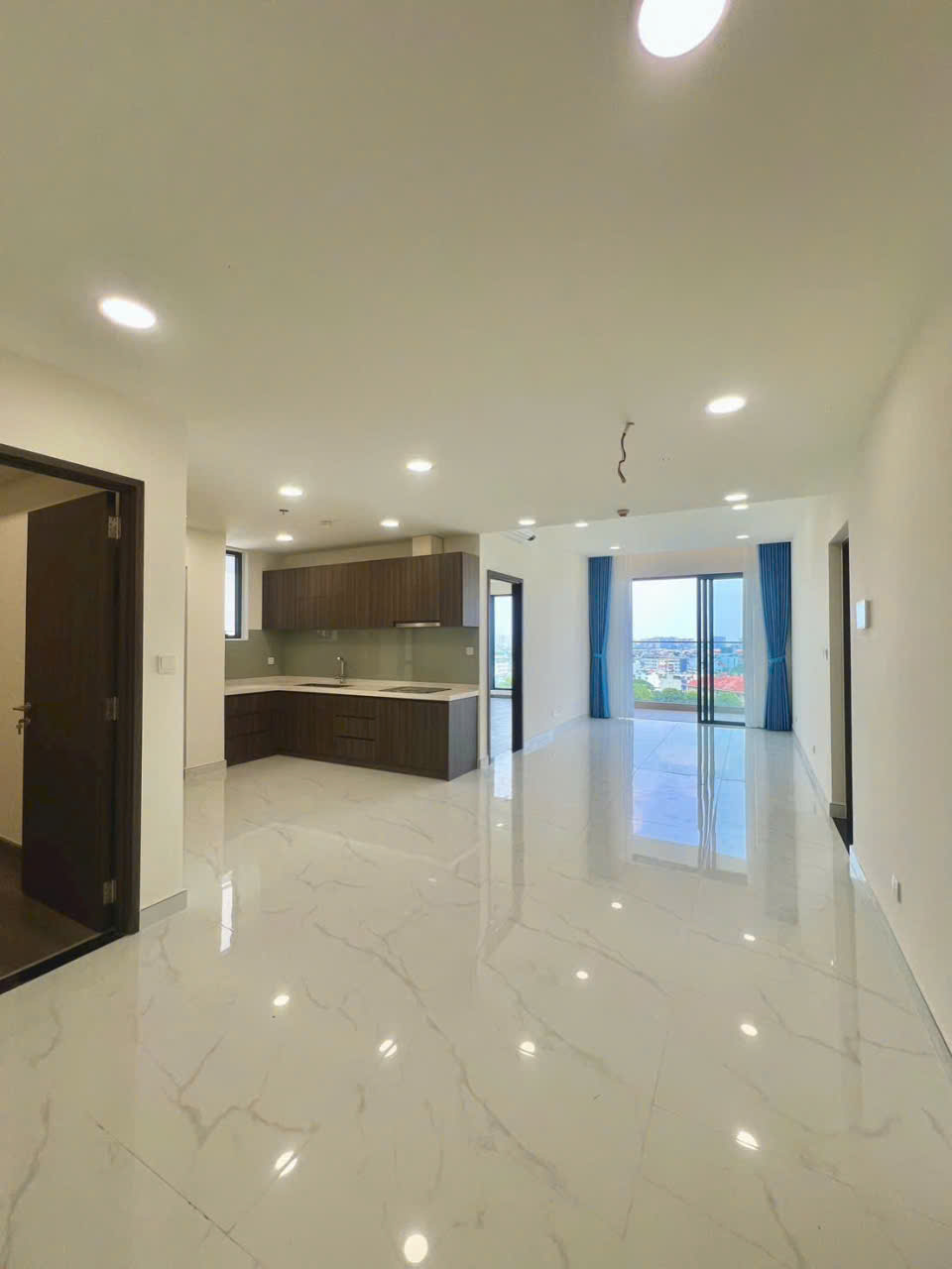 Ph&ograve;ng kh&aacute;ch liền bếp căn h&ocirc; 121m2 3 ph&ograve;ng ngủ 3 vệ sinh